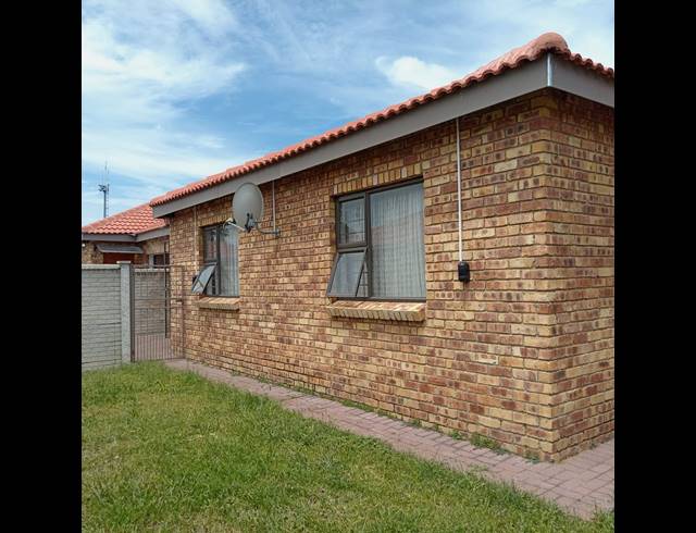 2 BEDROOM TOWNHOUSE FOR SALE IN VANDERBIJLPARK SW 2